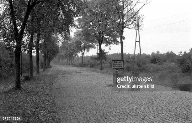 Insel Usedom , Ostsee - Grenze nach Polen mit Schild "Achtung! Staatsgrenze Betreten Verboten!" und einfacher Schlagbaum im Hintergrund.