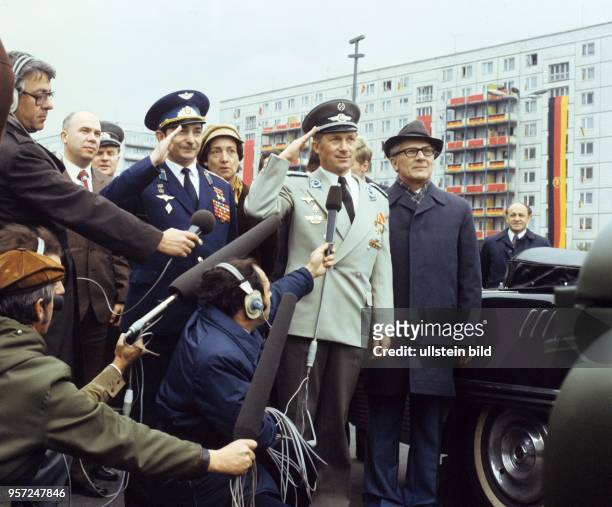 Der sowjetische Kosmonaut Waleri Bykowski und der DDR-Kosmonaut Sigmund Jähn mit militärischem Gruß bei einem Appell am in der Karl_Marx_Allee in...