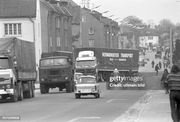 Blick in die Stralsunder Straße in Saßnitz mit einem Pkw Trabant und vielen Lkw, undatiertes Foto von 1981. Der Lkw mit der Planenaufschrift...