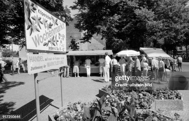 Der traditionelle Köpenicker Wochenmarkt in der Bölschestrasse im Ostberliner Stadtteil Friedrichshagen bietet auch viele regionale Produkte an,...