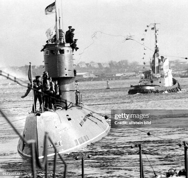 Ein U-Boot der sowjetischen Marine wird zwecks eines Freundschaftsbesuches samt Besatzung in den Hafen von Rostock gezogen, aufgenommen 1967.