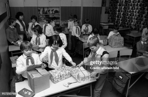 Junge Pioniere packen in ihrem Klassenraum in der 11. POS Aleksander Zawadzki um den Weihnachtspäckchen für polnische Kinder. In Polen hatten kurz...