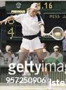 Die Linkshänderin Martina Navratilova bei einem Vorhandschlag während eines Tennisturniers auf Rasen. Aufgrund ihrer langen Haare trägt sie ein...