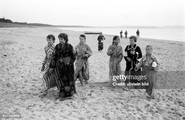 Kinder aus Cottbus und Umgebung verbringen im Sommer 1961 Ferientage in einem Kinderferienlager auf der Insel Rügen. Von der Morgentoilette im...
