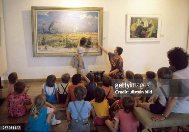 Mädchen und Jungen eines Kindergartens besuchen die Galerie Junge Kunst in Frankfurt und sprechen mit ihren Erzieherinnen über die ausgestellten...