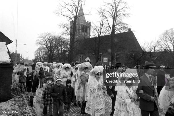 Junge Paare feiern bei kaltem Winterwetter die niedersorbische Fastnacht, genannt Zapust, am im Spreewaldort Werben . Höhepunkt des früher eine ganze...