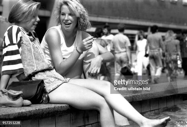 Im August 1990 sitzen zwei junge Frauen an einem der vielen Brunnen in der Prager Straße in Dresden und genießen eine sommerliche Abkühlung....