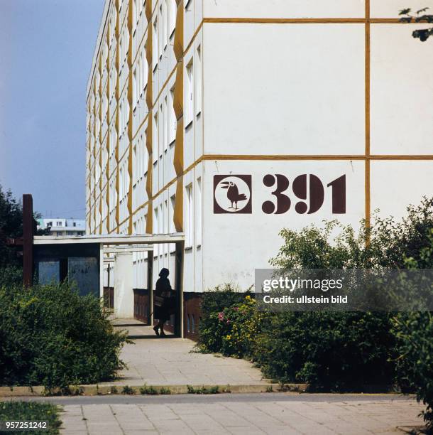 Ein Wohnblock mit der Nummer 391 und einer Vogel-Figur im Neubaugebiet Halle-Neustadt, undatiertes Foto von 1982. Eine Besonderheit in der seit 1964...