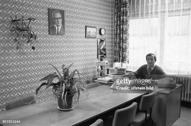 Ein leitender Angestellter sitzt am Schreibtisch in seinem Büro und erledigt die anfallende Arbeit, aufgenommen am in der zum Mansfeld Kombinat...