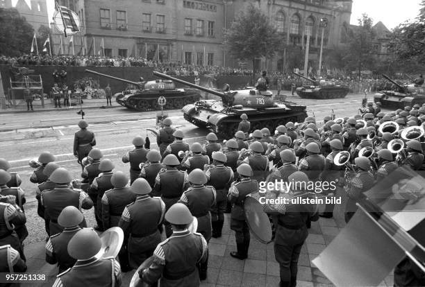 Panzer bei einer Feldparade zum Abschluss des Manövers Waffenbrüderschaft 80 am in Magdeburg. An dem größten je von den Teilnehmerstaaten des...