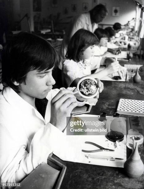 Das erste Lehrjahr an der Betriebsberufsschule des VEB Uhrenwerk Glashütte haben im September 1979 122 Lehrlinge begonnen. Die Lehrzeit beträgt 2-3...