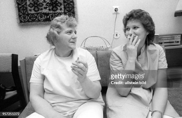 Zwei Pflegerinnen gönnen sich einer Zigaretten-Pause, aufgenommen am im Senioren- und Pflegeheim Grabensprung in Berlin-Biesdorf.