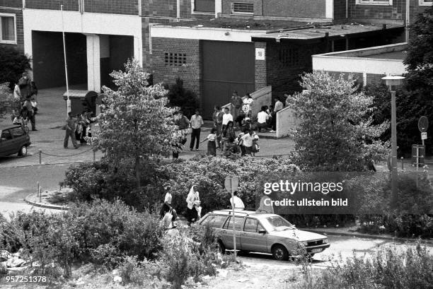 Asylbewerber, vorwiegend Roma- und Sintifamilien, stehen im August 1992 am Eingang zur Zentralen Aufnahmestelle in der Mecklenburger Allee 18 in...