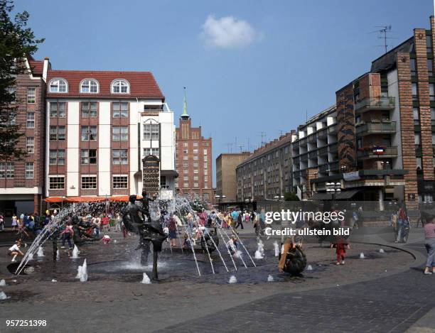 Anziehungspunkt für viele Besucher der Hansestadt Rostock ist die Kröpeliner Straße mit ihrem Universitätsplatz und den historischen Bürgerhäusern,...