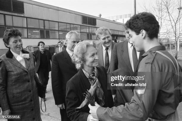 Ein jugendlicher FDJler begrüßt die DDR-Volksbildungsministerin Margot Honecker und den 1. Sekretär der SED-Bezirksleitung Dresden Hans Modrow zu...