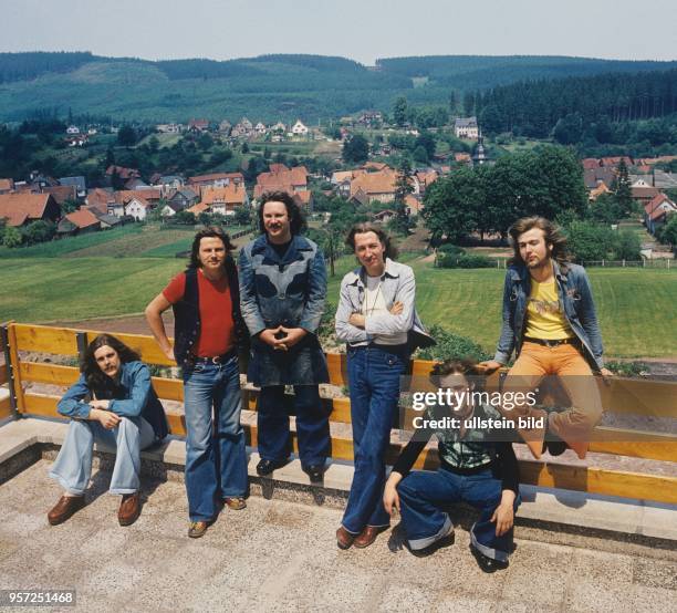 Die Mitglieder der Musikgruppe Karat posieren vor der Kulisse des Kurorts Finsterbergen , undatiertes Foto von 1976.