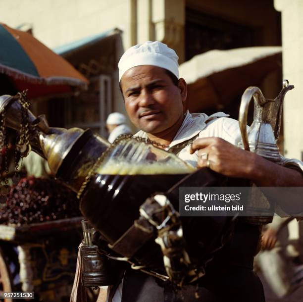 Ein Getränkehändler auf einem Basar in Kairo , aufgenommen 1971.