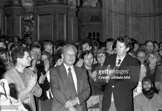 Rostock / Wendezeit / November 89 / Altbundeskanzler und SPD-Ehrenvorsitzender Willy Brandt in der Rostocker Marienkirche neben Pfarrer Joachim Gauck...