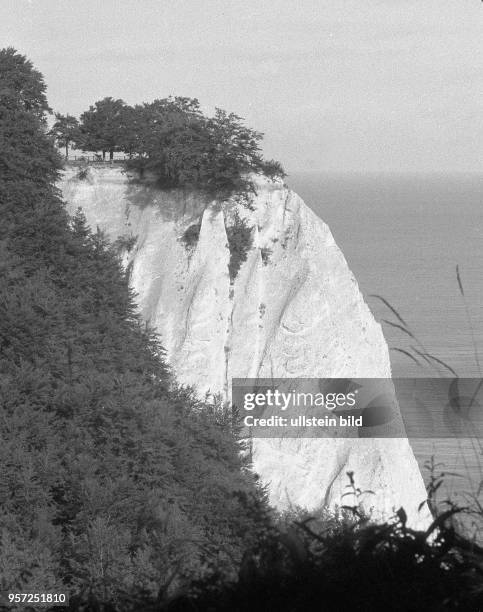 Blick auf den Königsstuhl an der Kreideküste auf der Halbinsel Jasmund auf der Insel Rügen, aufgenommen 1986. Im Nordosten der Insel Rügen erstreckt...