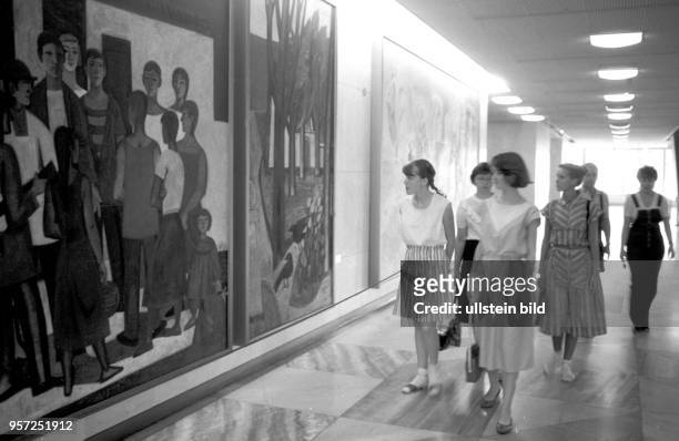 Eine Besuchergruppe im Palast der Republik in Berlin beim Betrachten der Gemälde, aufgenommen im Juli 1986. In den Foyers des PdR hingen...