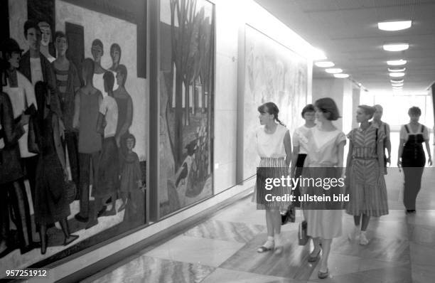 Eine Besuchergruppe im Palast der Republik in Berlin beim Betrachten der Gemälde, aufgenommen im Juli 1986. In den Foyers des PdR hingen...