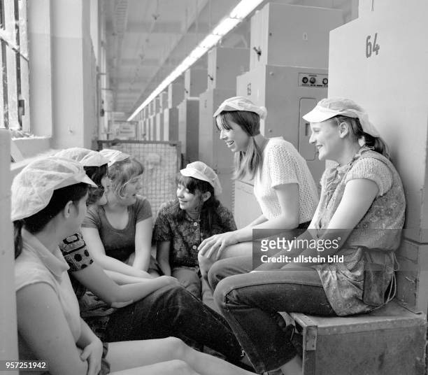 Junge Textilarbeiterinnen unterhalten sich während einer Arbeitspause im Textilwerk Ebersbach, aufgenommen 1971. Das Werk gehört zum VEB...