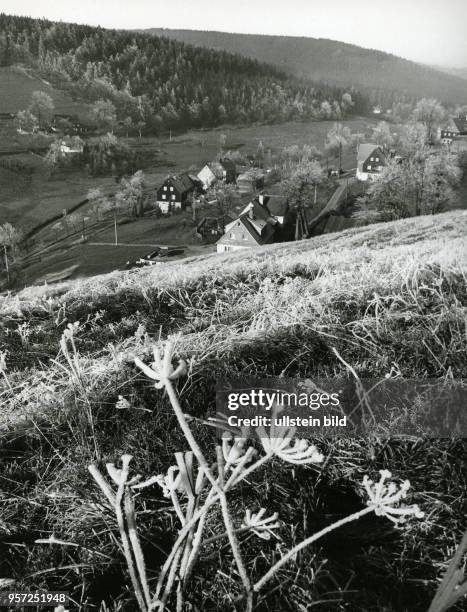 Wintervorboten in den 70er Jahren im Osterzgebirge in Rehefeld. Schon im Oktober zeigt sich der erste Raureif in den höheren Lagen der Ortschaft....