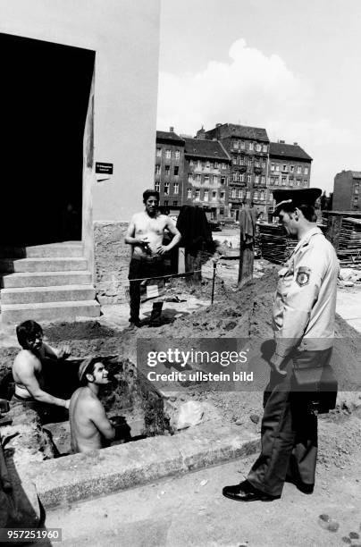 Der Abschnittsbevollmächtigte der Deutschen Volkspolizei, Wolfgang Kawolat, bei seiner täglichen Arbeit in Berlin, aufgenommen 1982. Der ABV war für...