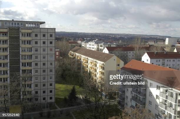 Blick von einem Hochhaus an der Freiberger Straße über Wohnbauten an der Ermischstraße und Schweriner Straße in Richtung Friedrichstadt, aufgenommen...