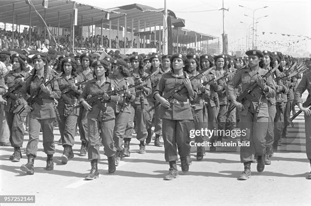 Weibliche Armeeangehörige der libyschen Streitkräfte bei einer Militärparade in Bengasi im September 1979 anlässlich des 10. Jahrestages des Sturzes...