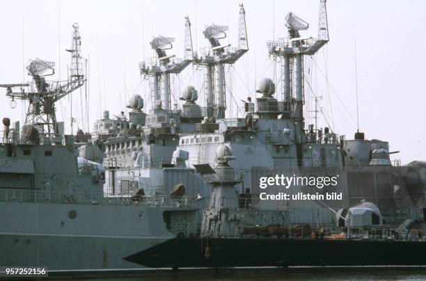 Kriegsschiffe im Marinestützpunkt der einstigen NVA in Peenemünde, undatiertes Foto vom Sommer 1991. Die Stützpunkte von Marine und Luftwaffe der NVA...