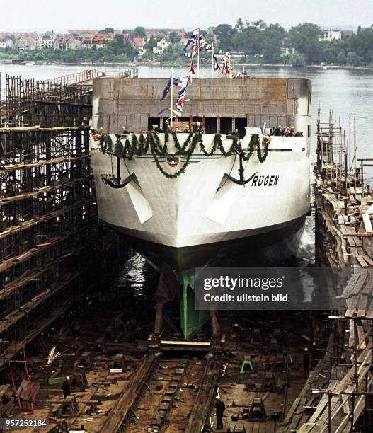 Stapellauf der Eisenbahn-Kraftfahrzeug-Fähre "Rügen" am auf der Rostocker Schiffswerft Neptun. Die "Rügen" ist das dritte kombinierte Fährschiff für...