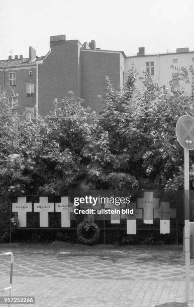 An der Bernauer Strasse im ehemaligen Grenzgebiet zwischen Prenzlauer Berg und Wedding stehen Kreuze zum Gedenken an Opfer der Berliner Mauer - die...