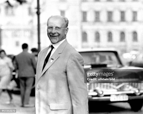 Walter Ulbricht besucht 1966 seine Geburtsstadt Leipzig, im Hintergrund sein Dienstwagen Tschaika. Am 30. April 1945 kehrte Ulbricht als Chef der...