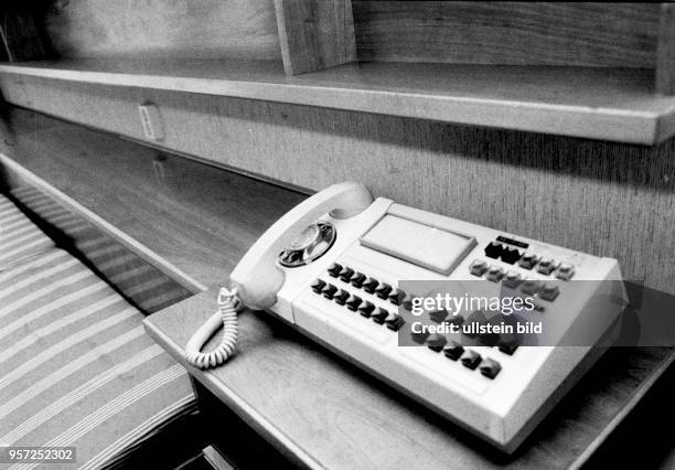 Ein modernes Telefon steht im Schlafzimmer eines Hauses der sogenannten Waldsiedlung Wandlitz, aufgenommen am . Die Siedlung mit 23 Häusern wurde...