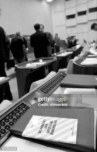 Eine Broschüre mit dem Titel " So arbeitet der Deutsche Bundestag " liegt in einer Sitzungspause in der Volkskammer der DDR auf einem Schreibplatz,...