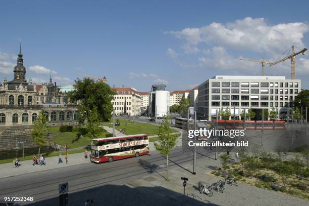 Ansichten von Dresden mit einem Teil des historischen Zwinger und neuen Gebäuden am Postplatz Richtung Sophienstraße, aufgenommen am .