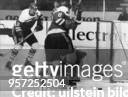 Eishockey-WM in Schweden: DDR - Finnland in Stockholm - Hartmut Nickel erzielt den Siegtreffer zum 4:3; links schaut Jochen Ziesche zu