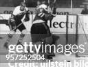 Eishockey-WM in Schweden: DDR - Finnland in Stockholm - Hartmut Nickel erzielt den Siegtreffer zum 4:3; links schaut Jochen Ziesche zu