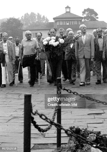 Teilnehmer einer Ehrung der Opfer im KZ Sachsenhausen in Oranienburg im Jahre 1981. Am 21.März 1933 richtete die örtliche SA-Standarte in einem leer...