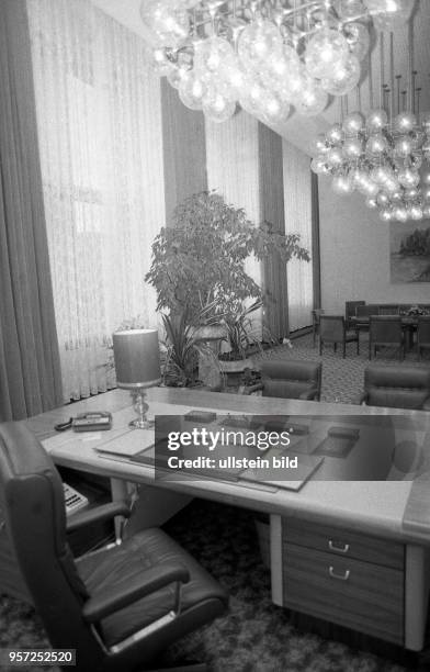 Innenaufnahmen aus dem Staatsratsgebäude der DDR in Ostberlin - der Schreibtisch des früheren Staatsratsvorsitzenden, aufgenommen im September 1990....