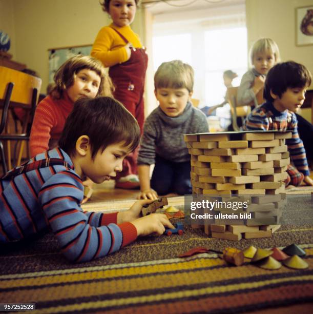 Kinder spielen in einem Kindergarten mit Bausteinen, die den "Spielgaben" des Pädagogen Friedrich Fröbel entsprechen, undatiertes Foto von 1981....