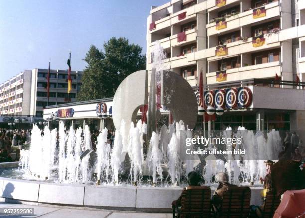 Passanten am einem Springbrunnen in der Straße der Befreiung in Dresden , aufgenommen am . Zum 30. Jahrestag der Gründung der DDR wurde der sanierte...