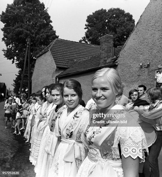 Junge Frauen in Trachten beim traditionellen Erntefest im niedersorbischen Dorf Werben am . Das Ende der Getreideernte wird mit einem Erntefest und...