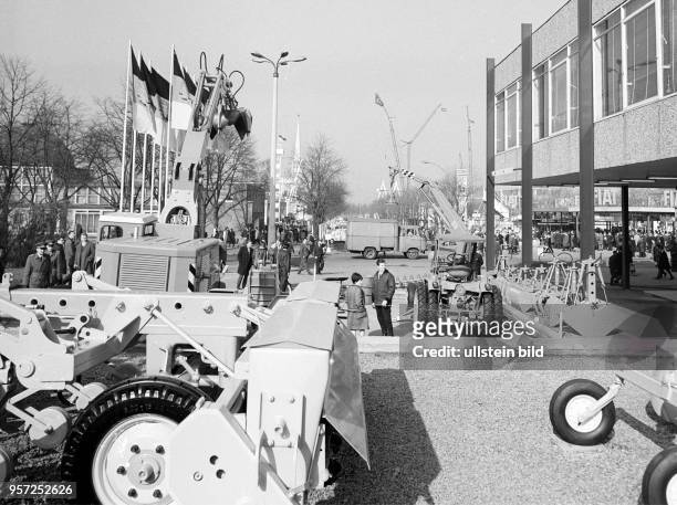 Bau-, Transport- und Landmaschinen auf dem Freigelände der Technischen Messe in Leipzig, aufgenommen im März 1967. Im Frühjahr und im Herbst eines...