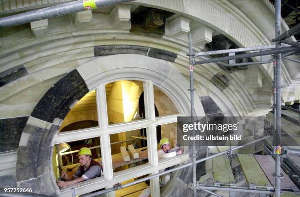 Acht Jahre baute der Maurerpolier Tobis Lochmann - hier im April 2001 bei Arbeiten an einem Rundfenster eines Treppenturms - mit beim Wiederaufbau...