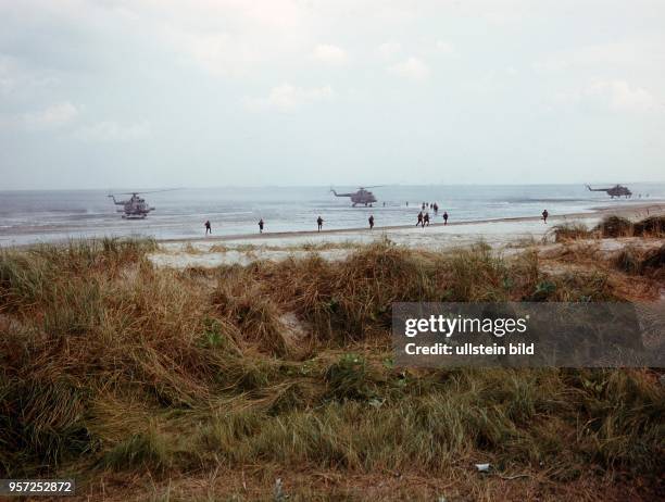 Hubschrauber bei einr Luftlandung an der Ostsee-Küste im Rahmen des Großmanöver Waffenbrüderschaft 80, einer Übung der Streitkräfte des Warschauer...