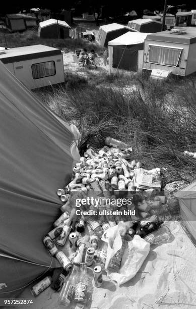 Unschöne Hinterlassenschaften inmitten der Dünen auf dem Zeltplatz im Ostseebad Prerow auf dem Darß, aufgenommen im Sommer 1990. Geleerte...