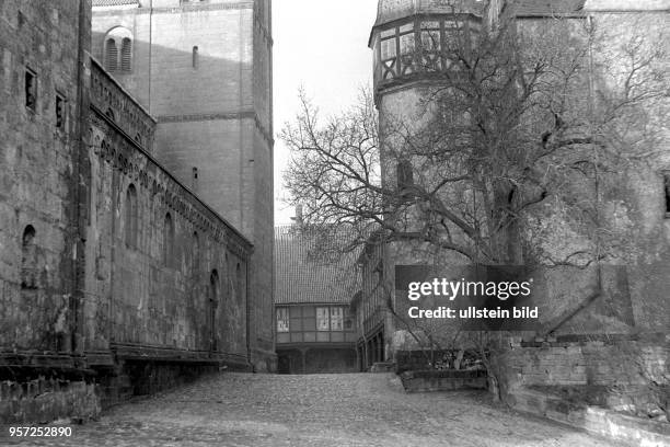 Blick um 1960 in den Innenhof des Quedlinburger Schlossberges. Links die Stiftskirche St. Servatius, rechts das Renaissance-Schloss. Die mehr als...