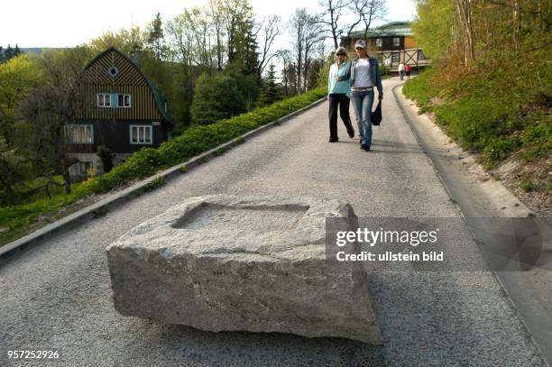 Dieser Straßenpoller im tschechischen Spindleruv Mlyn im Riesengebirge war früher einmal ein Grabstein eines deutschen Grabes, aufgenommen am . In...